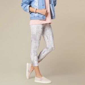 OMG Wide Modern Graphic Compression Waistband Capri Leggings | White/Gray